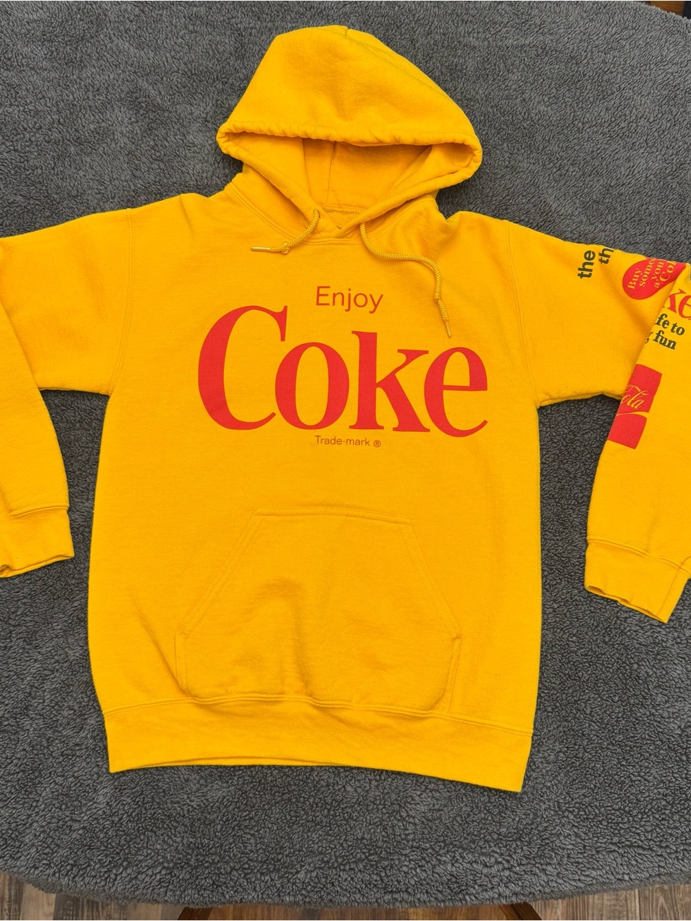 Coca Cola Yellow Hooded Sweatshirt Men’s Size Small Logo Sleeve Coke Graphic